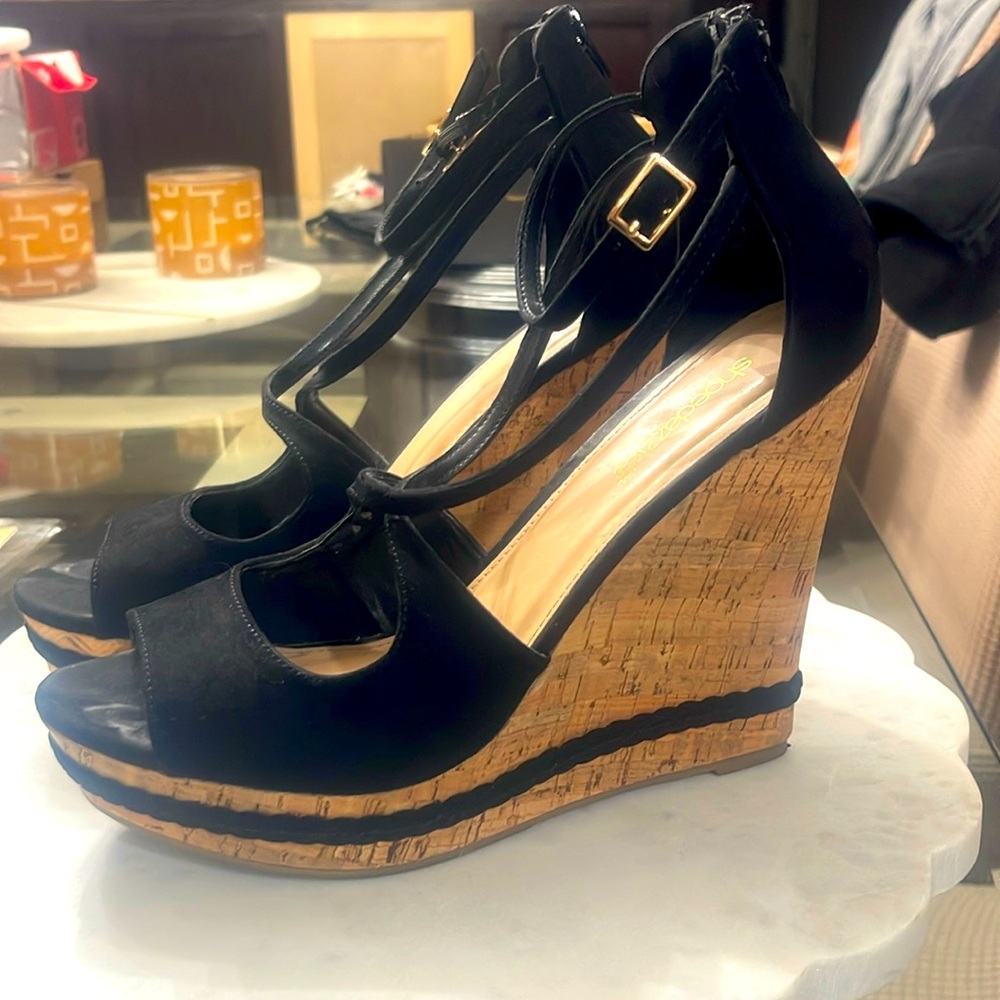 Black wedges